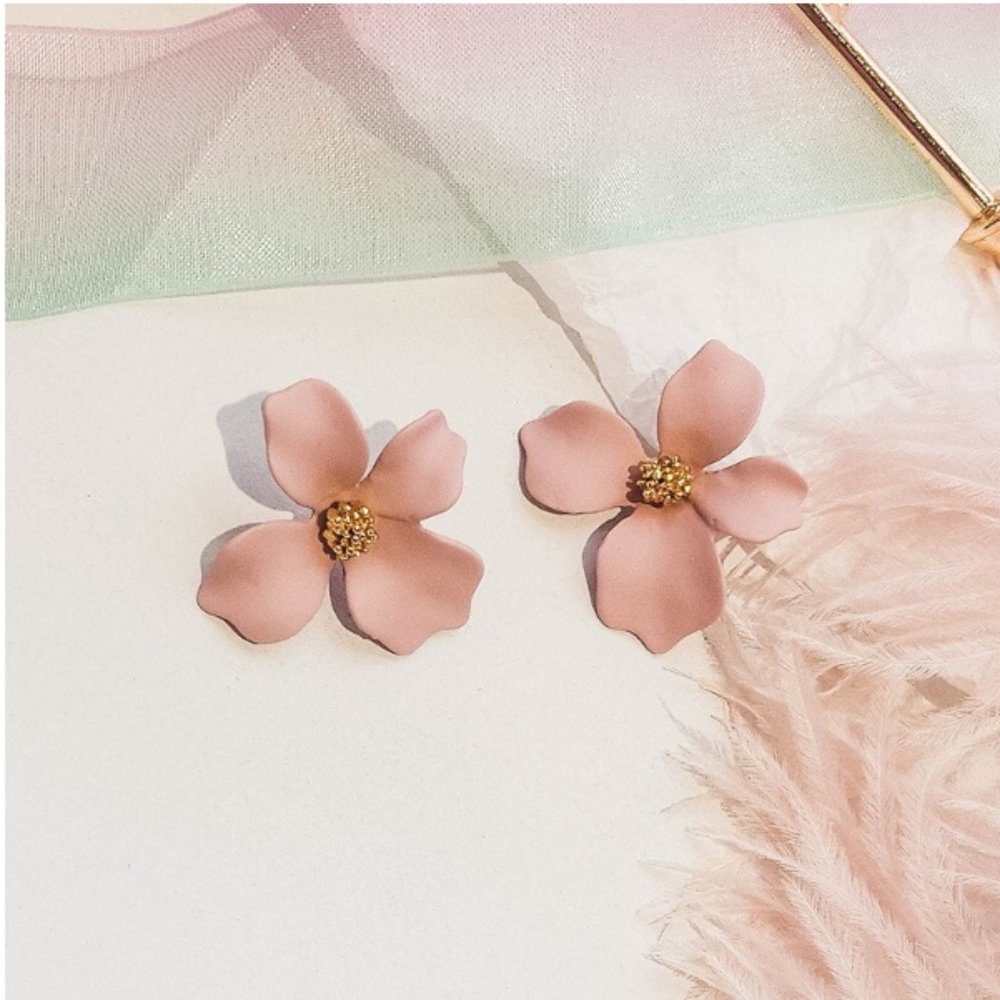 “Riya” Minimalist Cute Vibrant Daisy Stud Earring - Picture 2 of 5